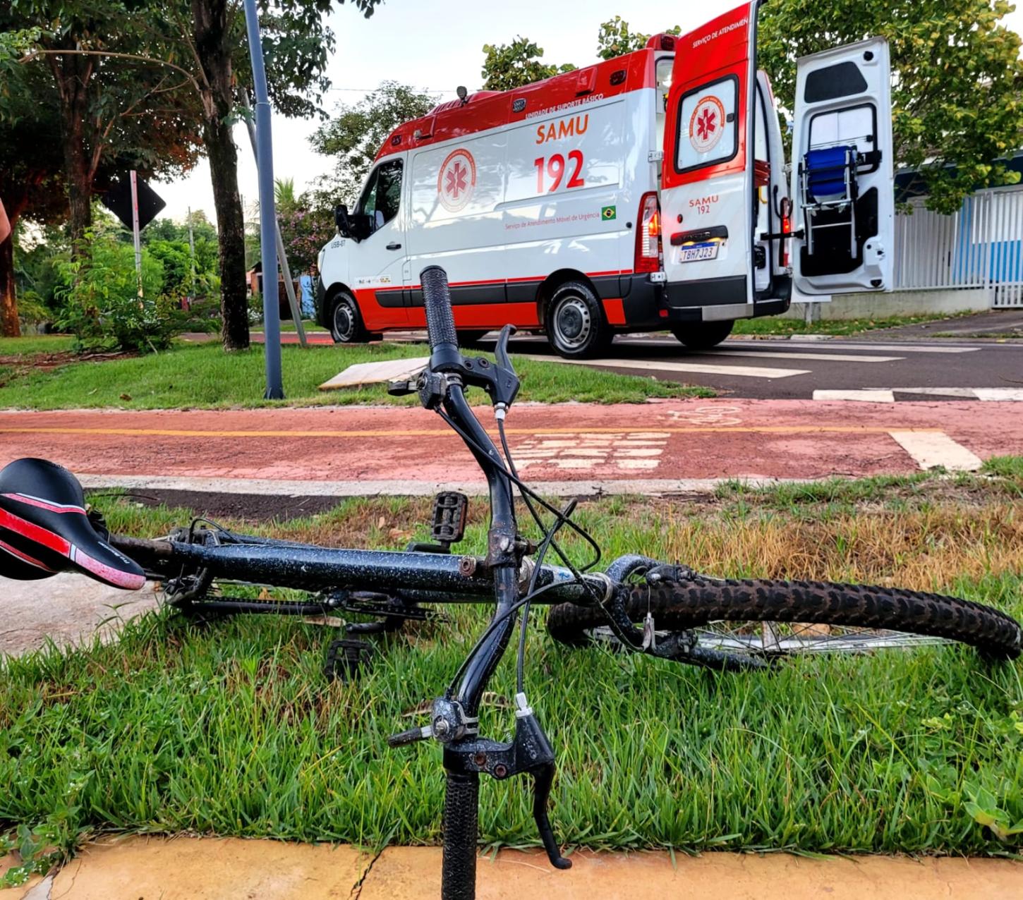 Homem cai de bicicleta e é socorrido pelo SAMU em Santa Helena