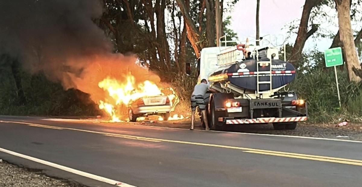 Veículo com moradores de Santa Helena pega fogo na PR 495 em Missal