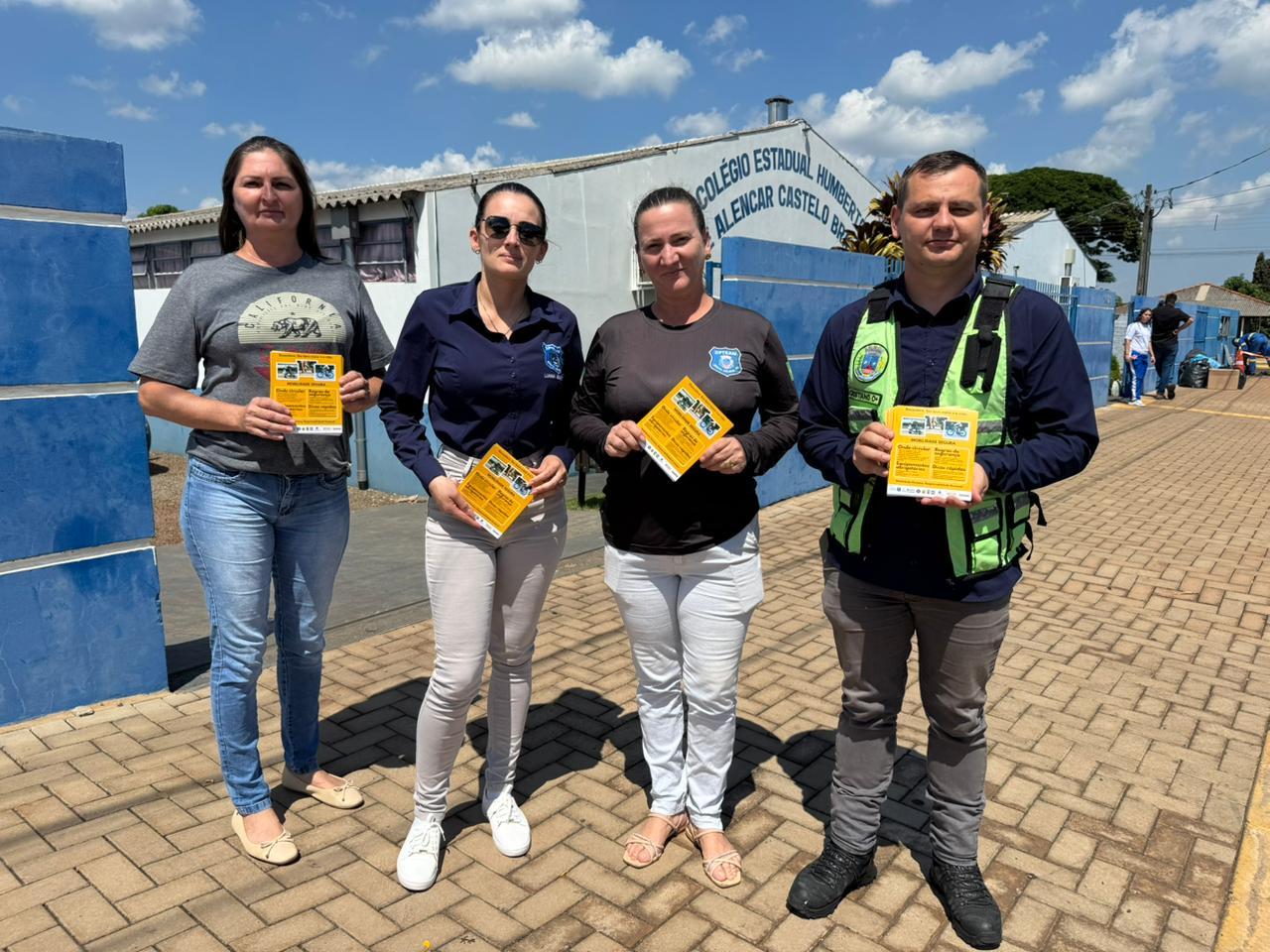 DPTRAM promove blitz educativa em frente a Colégio de Santa Helena