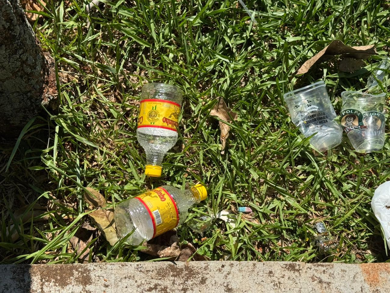 Moradores de rua deixam a praça 'um caos' com muito lixo em Santa Helena e revoltam comerciantes