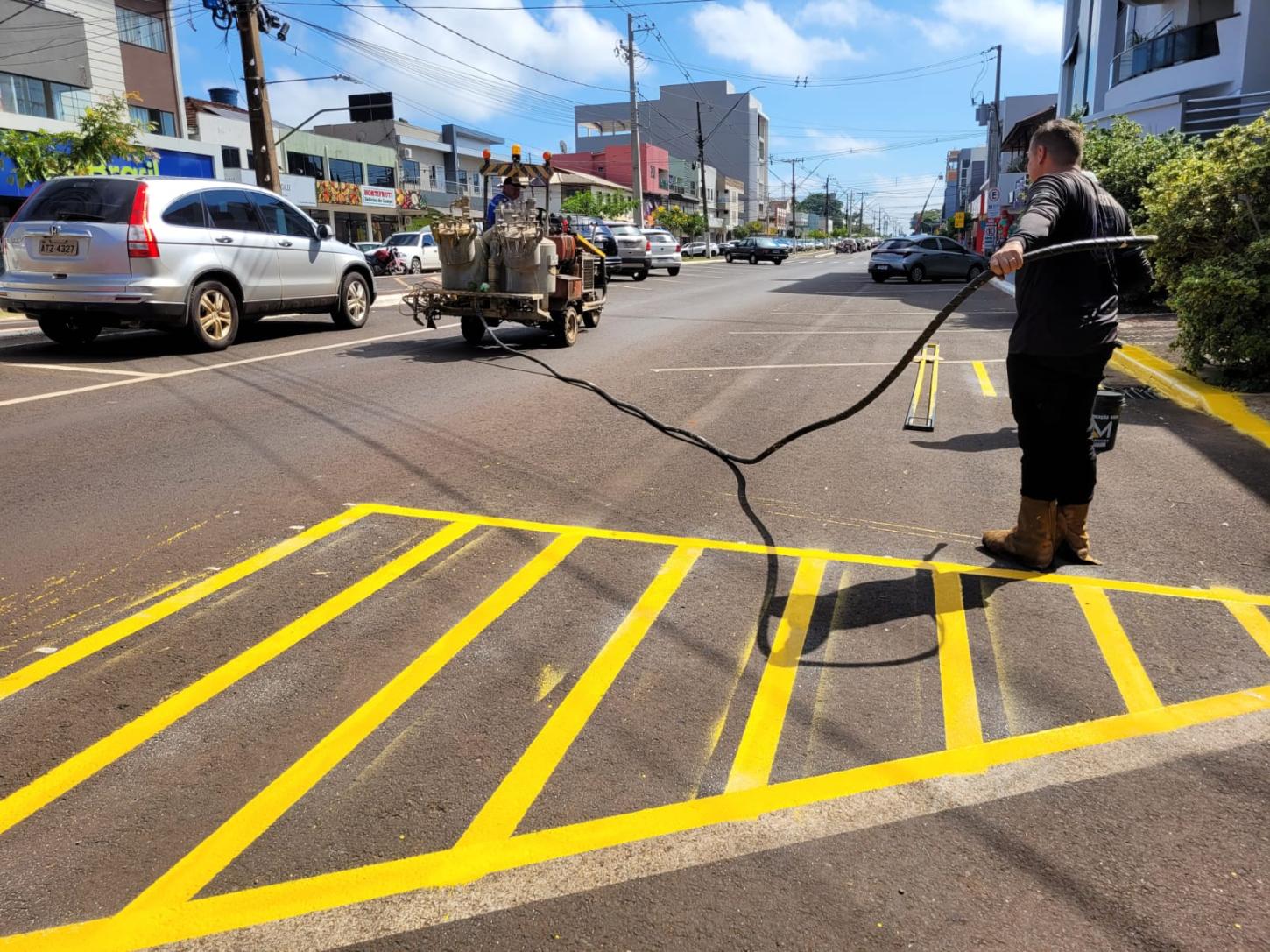 Prefeitura de Santa Helena reforça melhorias na sinalização de garagens na Av. Brasil