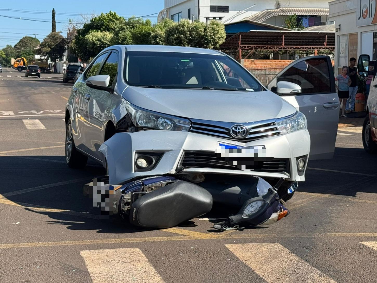 Biz para embaixo de Corolla após colisão em cruzamento de Santa Helena