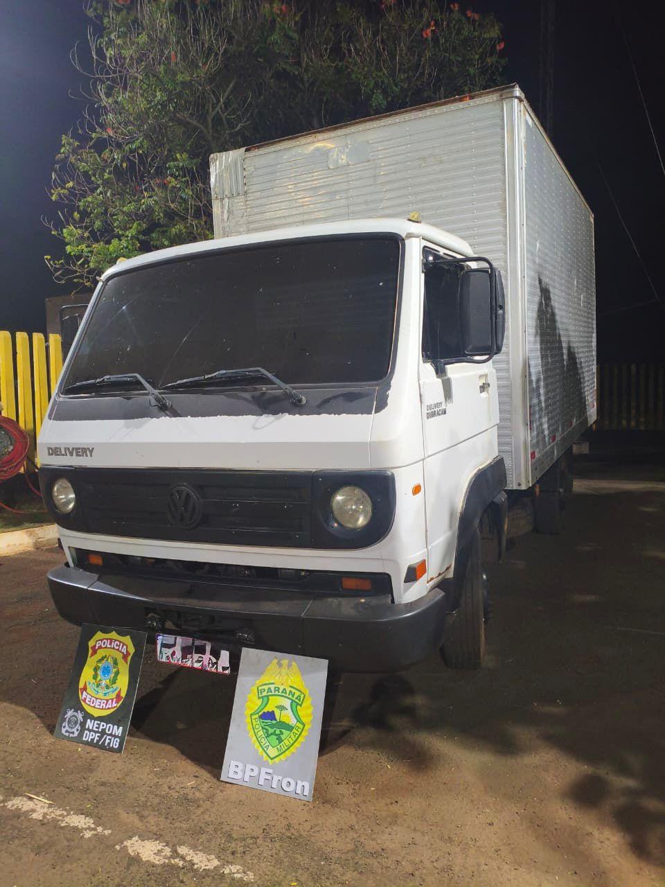 BPFRON e PF recuperam caminhão carregado com cigarros em Santa Helena