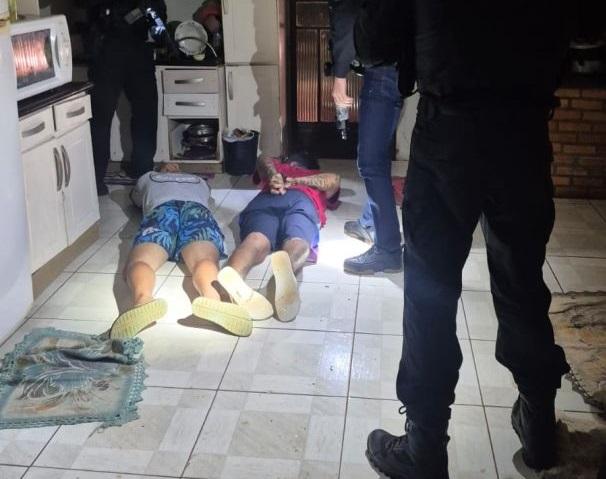 Dupla suspeita de integrar facção criminosa é presa em Luz Marina