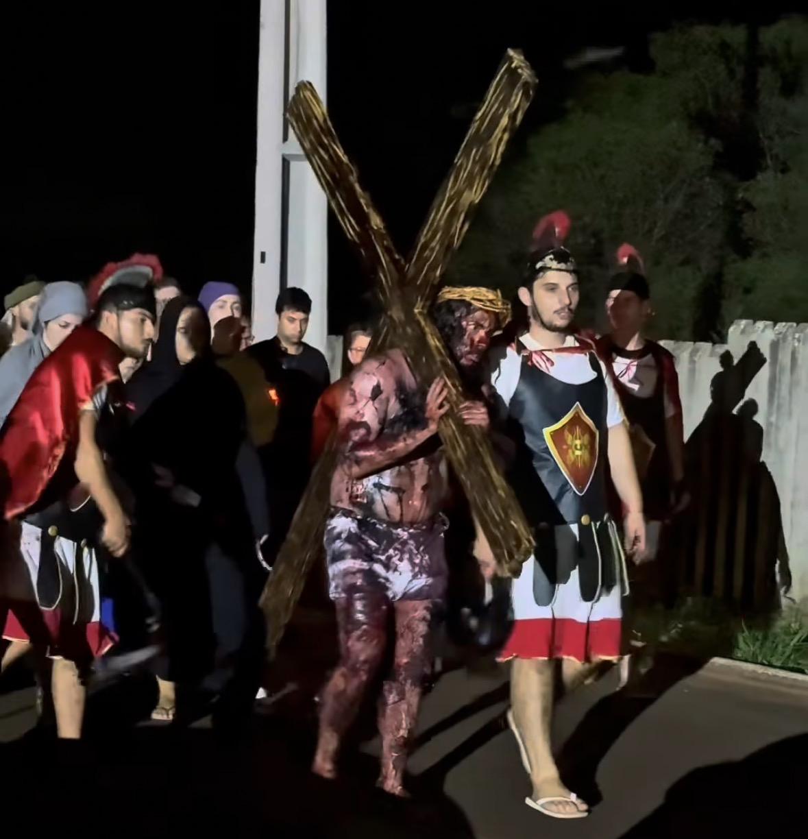 Fiéis revivem a Paixão de Cristo em procissão emocionante em Santa Helena