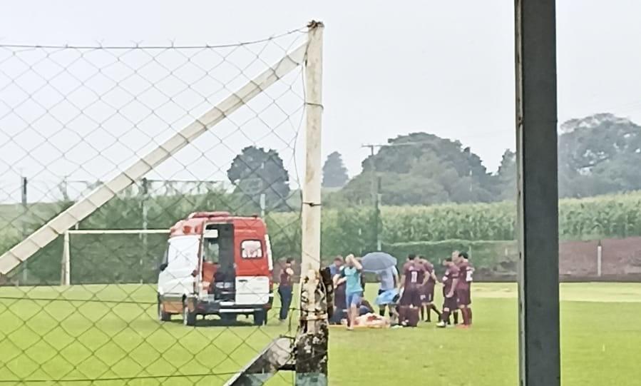 Homem fratura a perna durante amistoso de futebol em Santa Helena