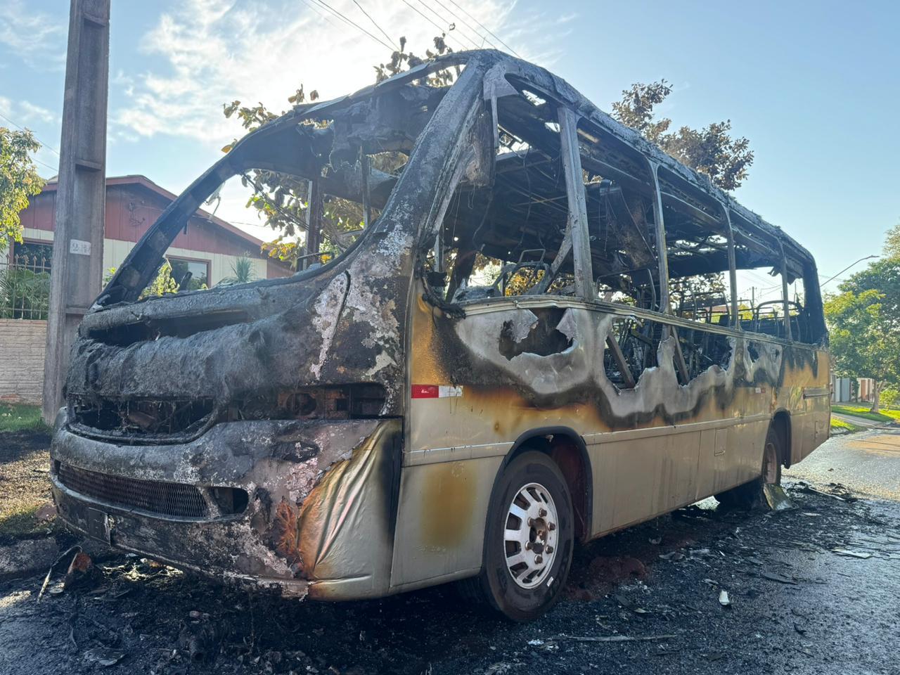Micro-ônibus é destruído em incêndio em Santa Helena