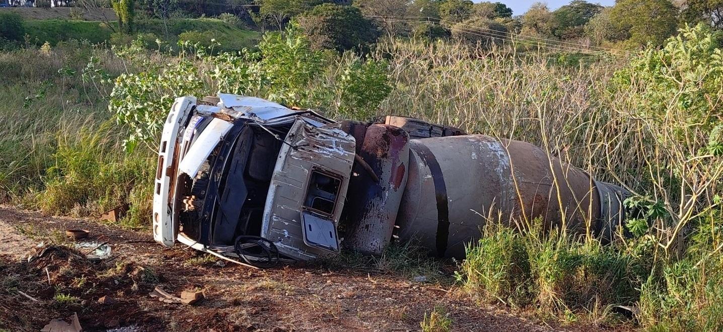 SAMU socorre vítima de acidente com caminhão em Itaipulândia