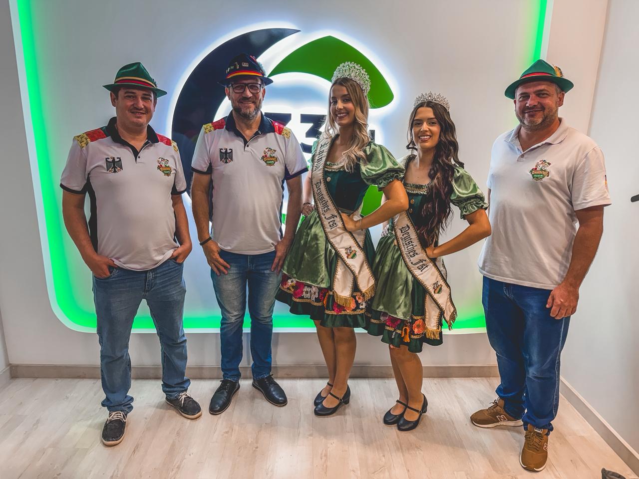 Soberanas e organizadores da Deutsches Fest de Missal divulgam evento em Santa Helena