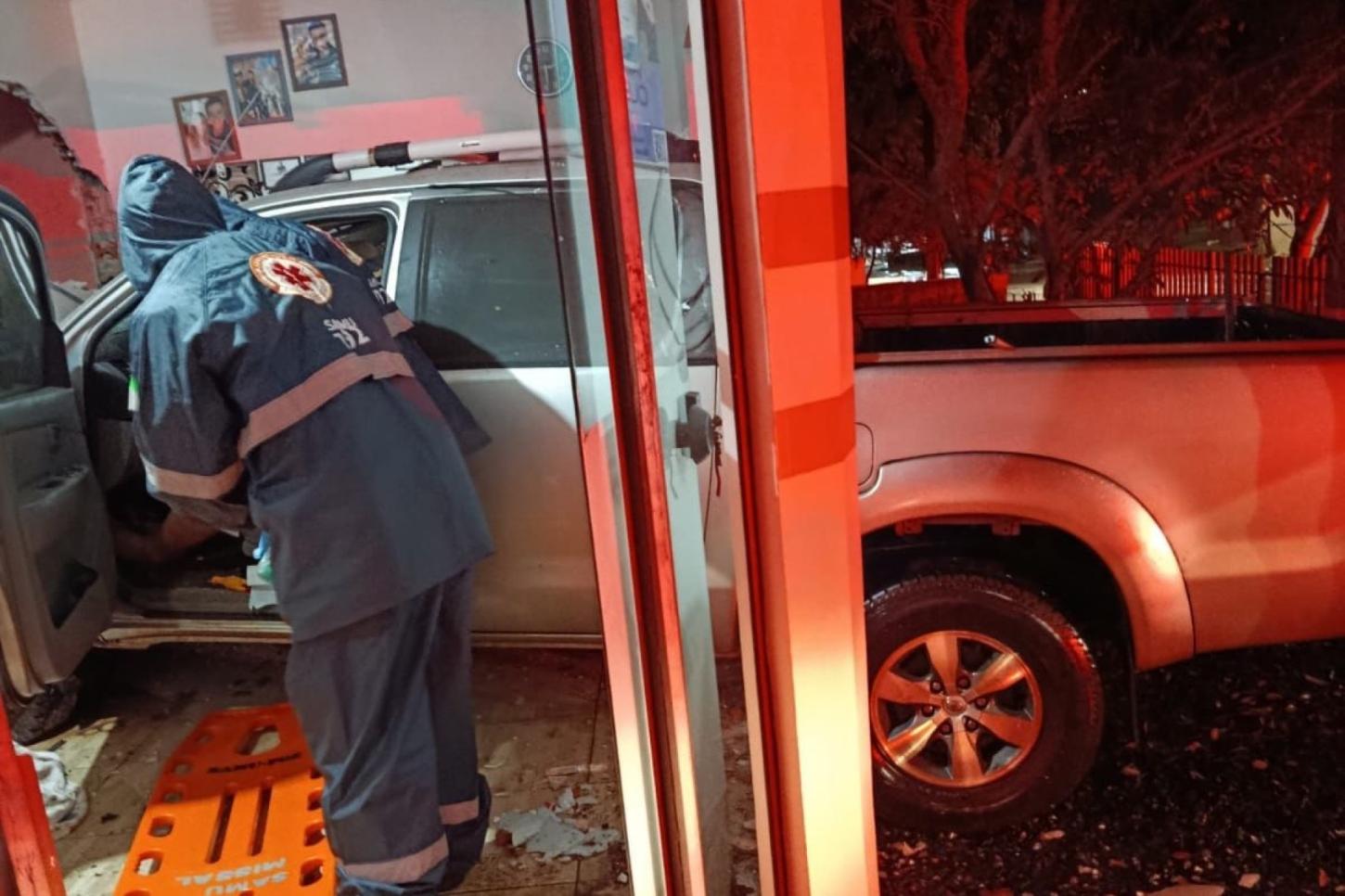 Veículo invade salão de beleza em Missal e motorista fica ferido