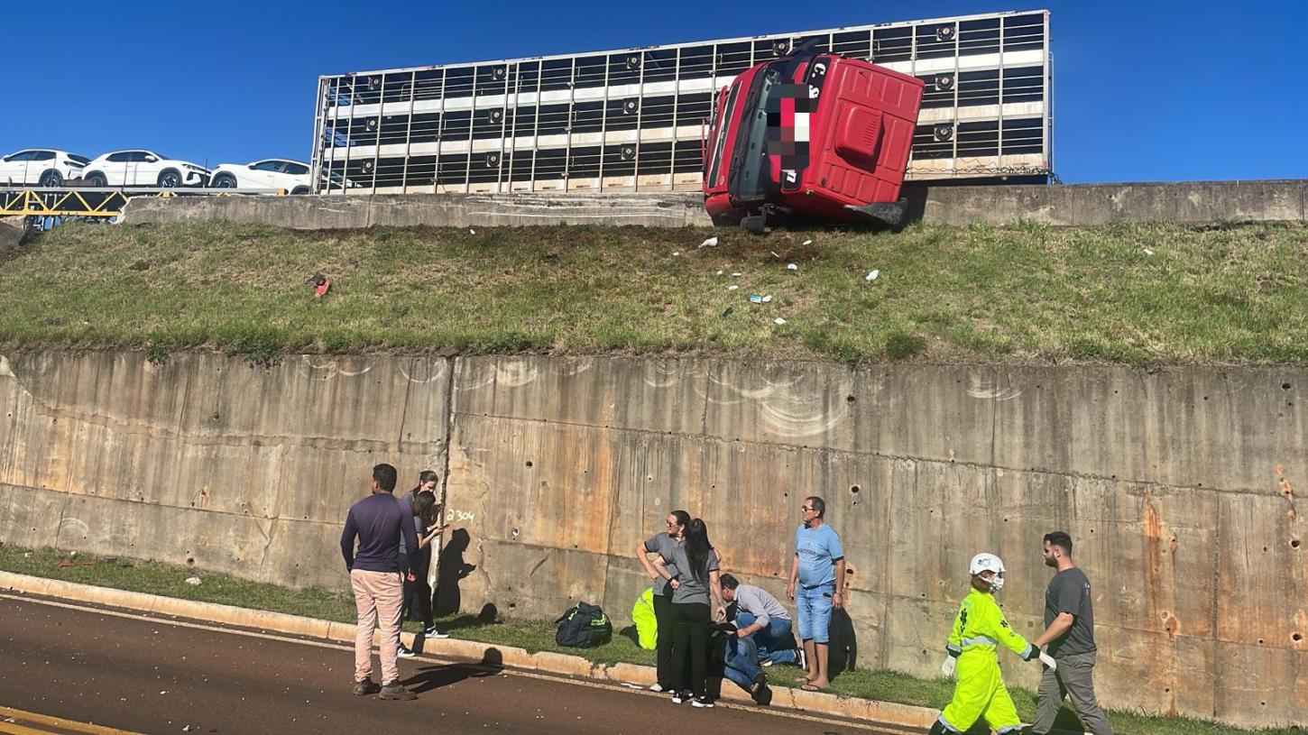 Caminhão do transporte de suínos de Santa Helena se envolve em acidente na BR 277 em Matelândia