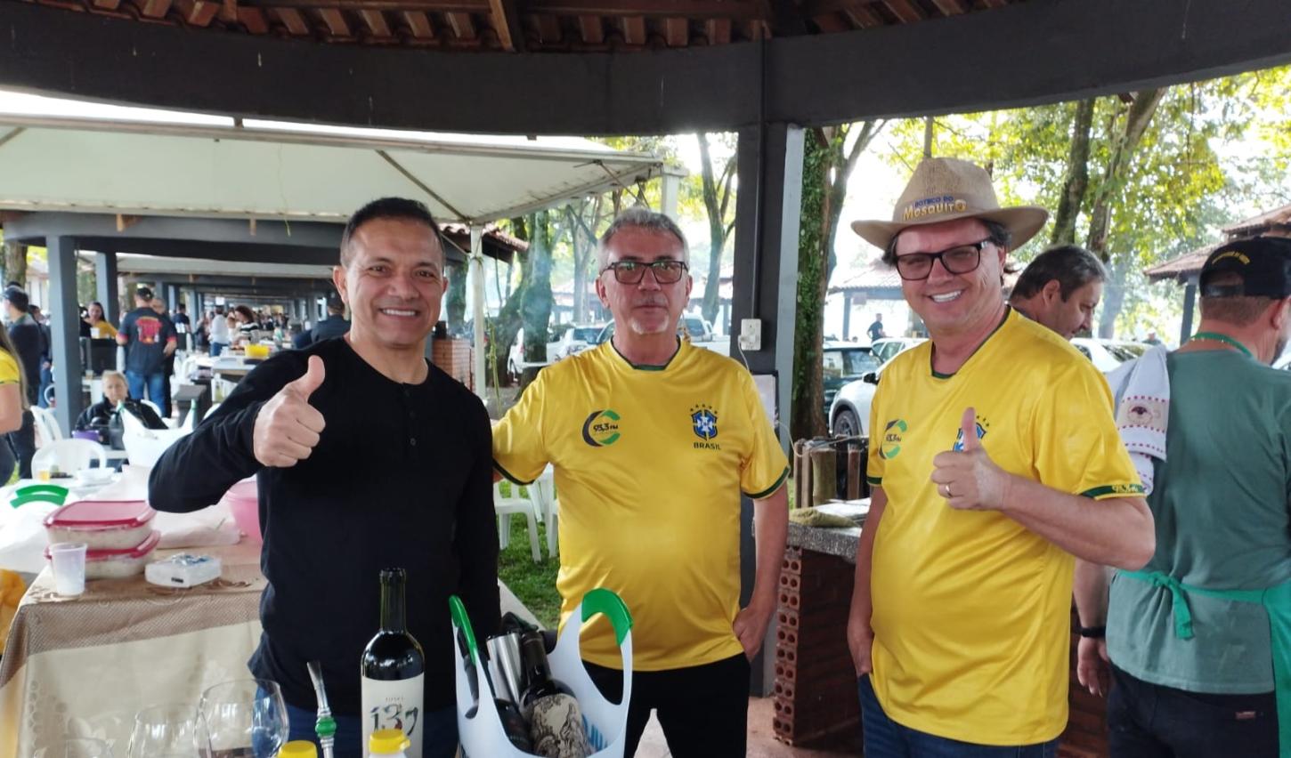 Rádio Costa Oeste recebe lendas do futebol e lideranças políticas durante Festa da Costela em Santa Helena