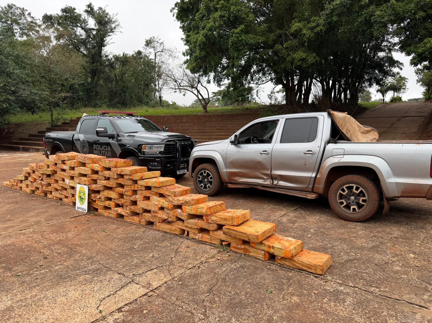 BPFRON apreende mais de 1,2 tonelada de droga em Santa Helena e recupera veículo furtado