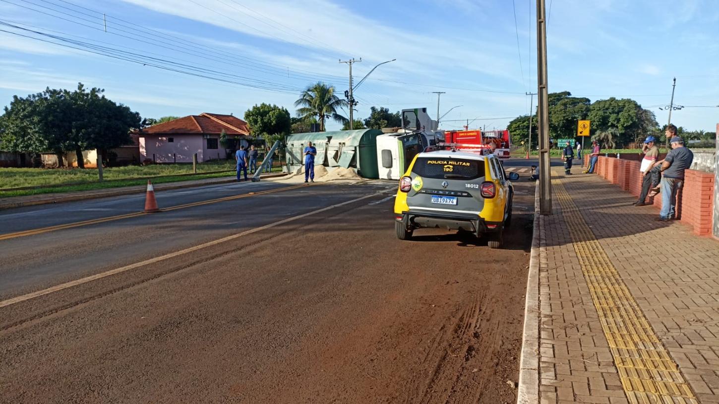 Caminhão carregado de ração tomba no distrito de Moreninha em Santa Helena