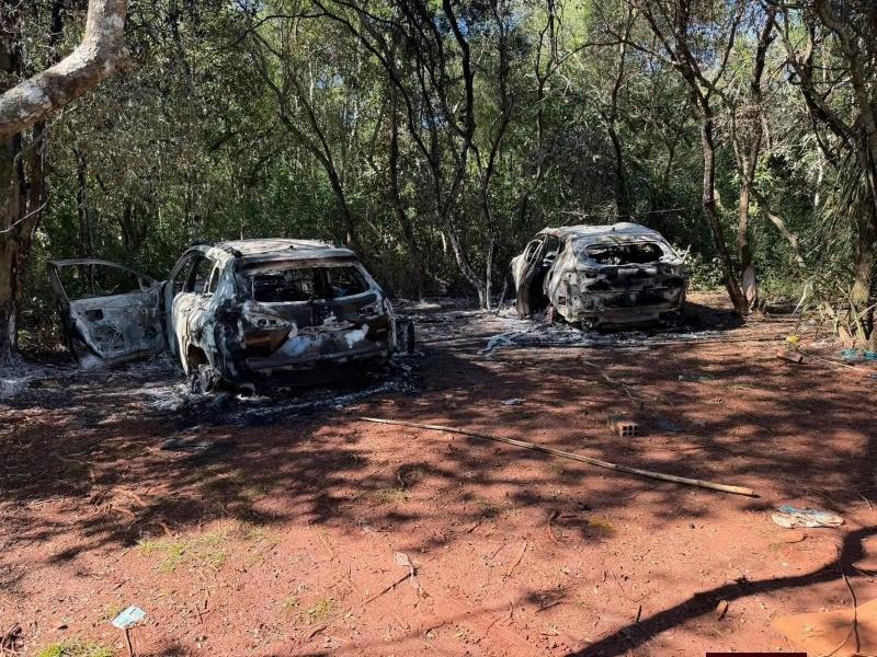 Carros possivelmente usados em assalto no PY são localizados queimados na divisa com Itaipulândia