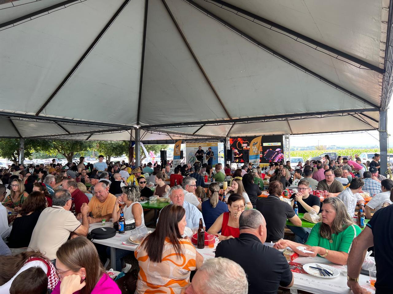Comunidade de Linha Santa Cruz realiza grande festa com participação expressiva do público em Santa Helena