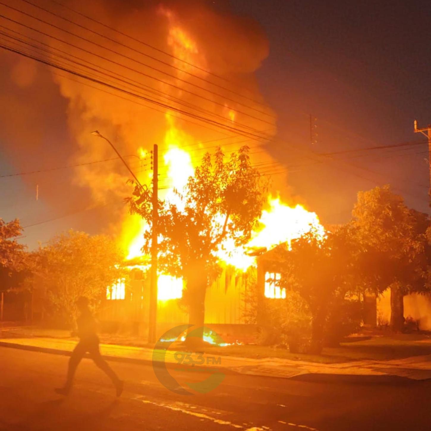 Incêndio destrói residência de madeira em Entre Rios do Oeste
