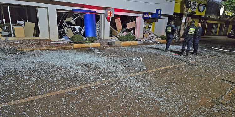 Mega-assalto no Paraguai: quadrilha explode bancos, rende policiais e cerca cidade de Santa Rita