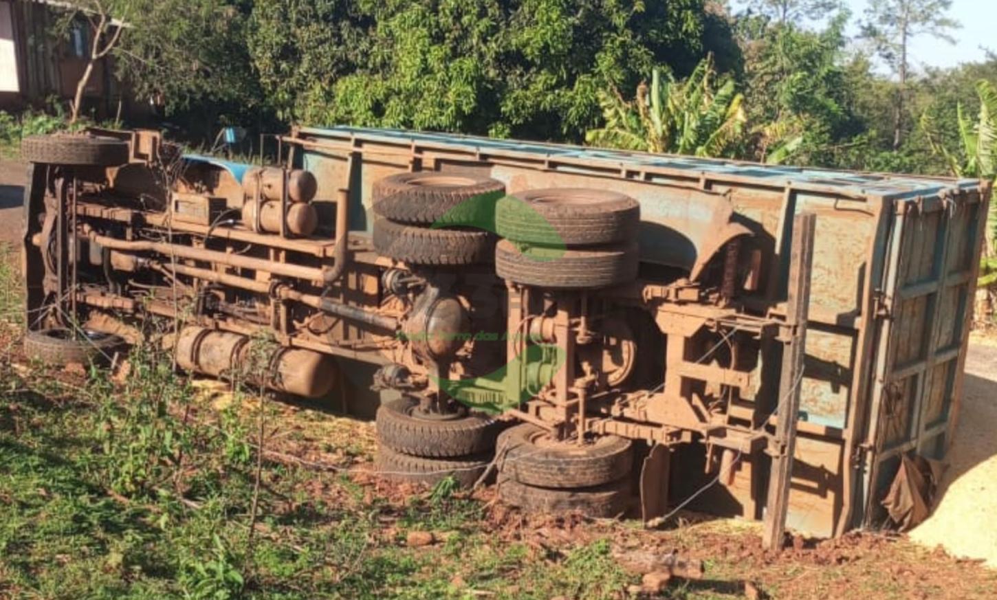 Caminhão carregado com milho tomba no interior de São José das Palmeiras