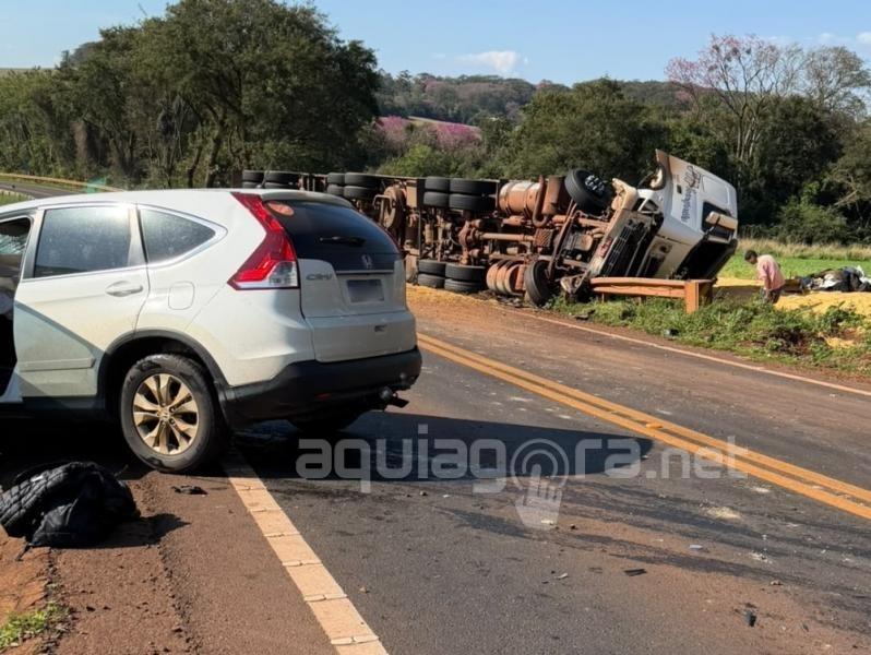 Carreta carregada de milho com destino à Santa Helena tomba na PR 467