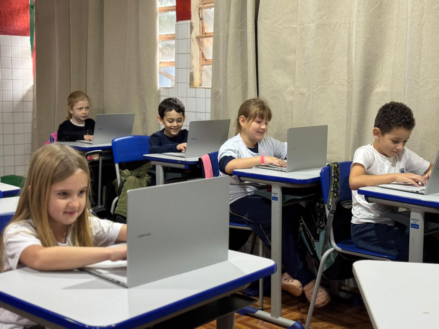 Escolas municipais de Santa Helena recebem kits de Chromebooks por resultados na alfabetização