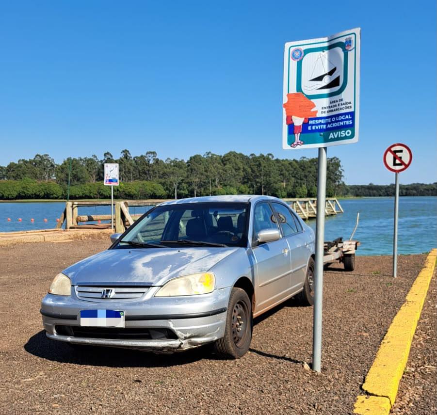 Motoristas ignoram orientação próximo a rampa de embarcações na praia de Santa Helena