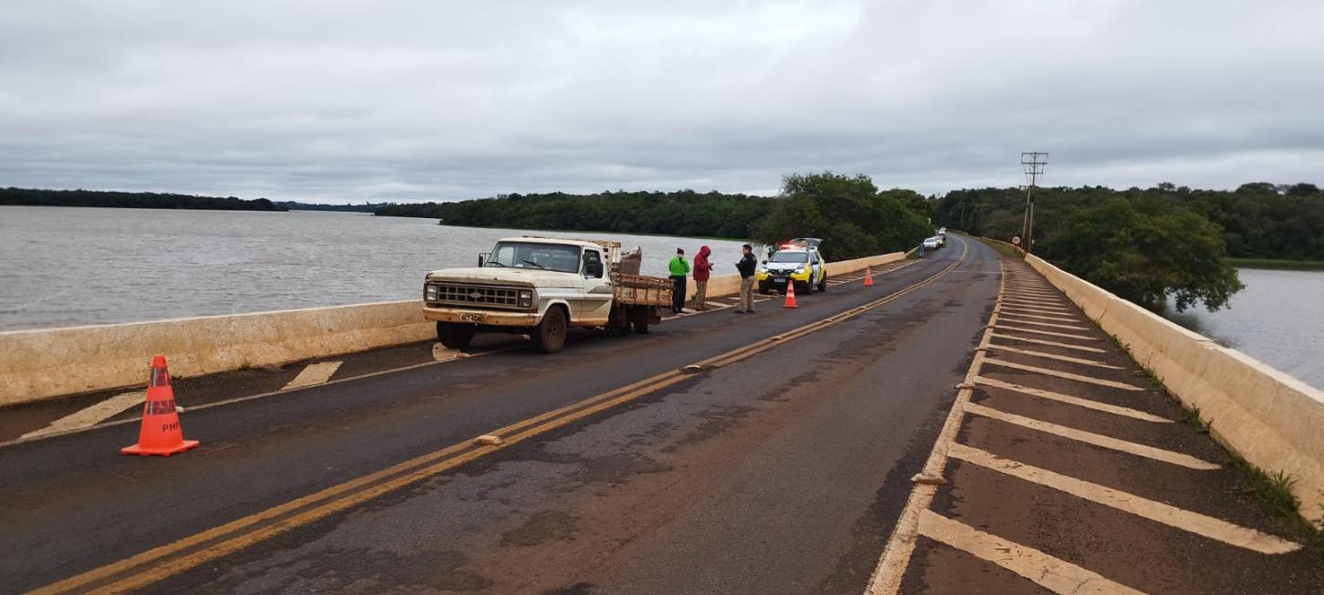 Polícia Militar auxilia no controle do trânsito após acidente sobre ponte em Santa Helena