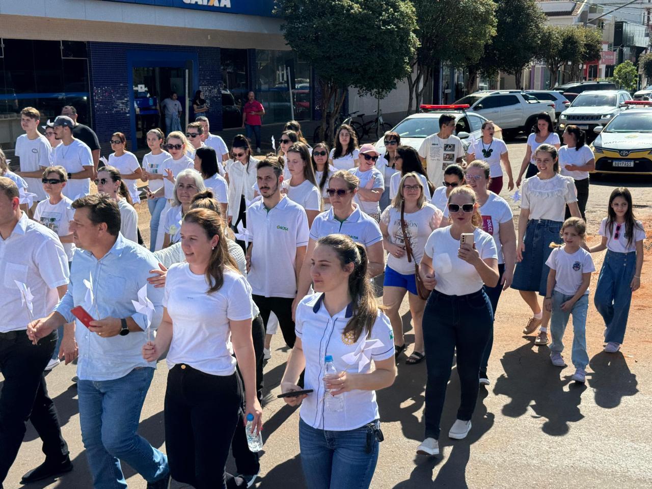Prefeitura e Conselho da Mulher promovem caminhada em Santa Helena pelo fim da violência contra as mulheres