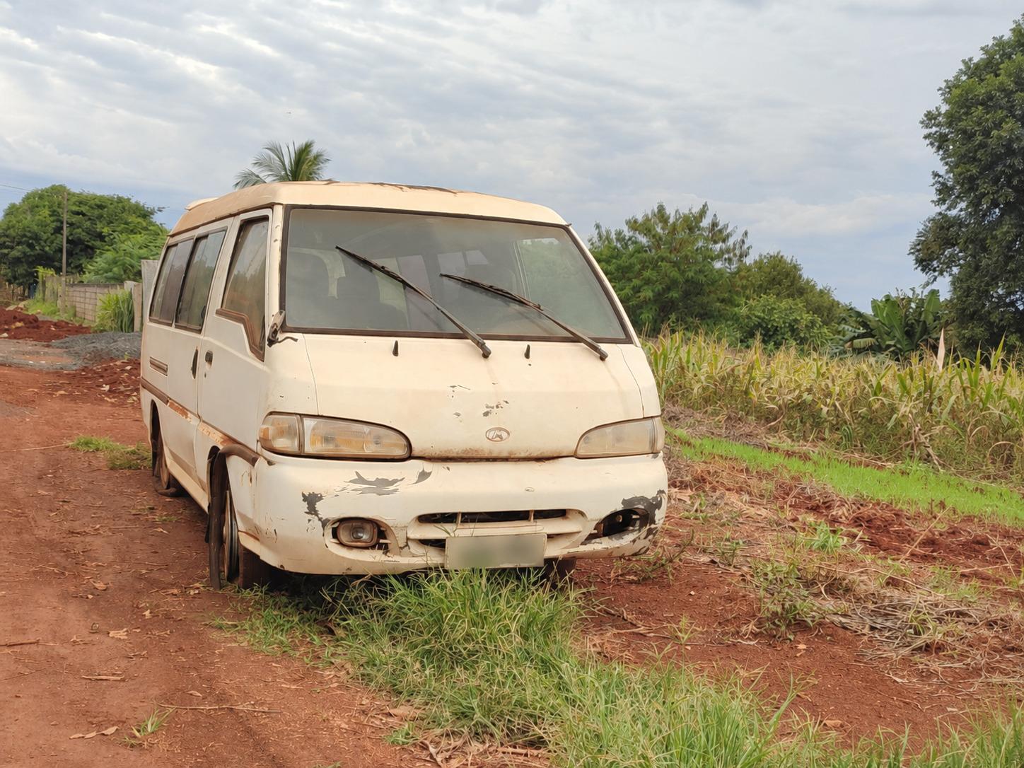 Santa Helena notifica responsáveis por veículos abandonados em vias públicas