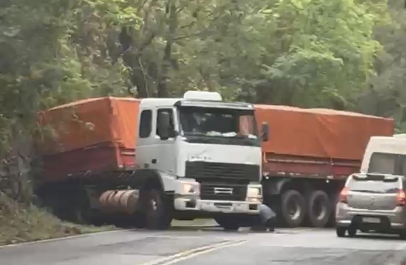 Acidente com carreta bloqueia parcialmente PR 488 na serra de Diamante do Oeste