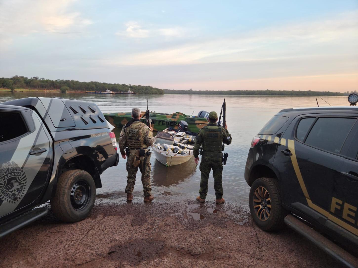 BPFron e Polícia Federal apreendem 540 kg de maconha e embarcação em Santa Helena