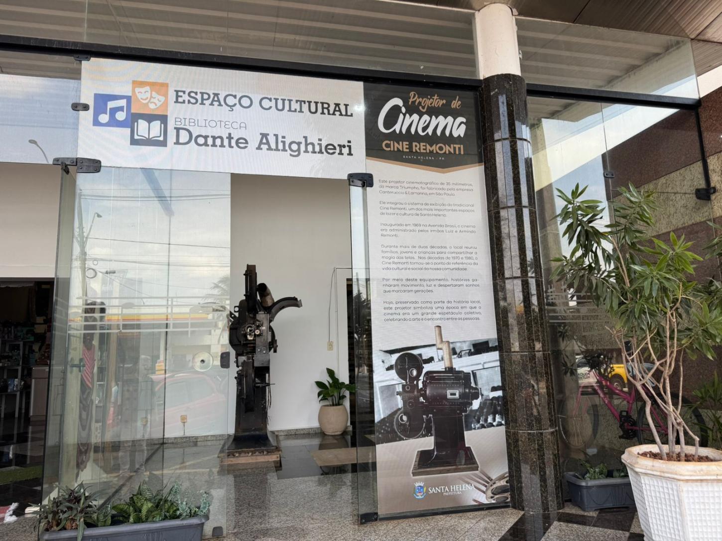Circuito de exposições reúne artistas locais no Espaço Cultural Biblioteca Dante Alighieri em Santa Helena