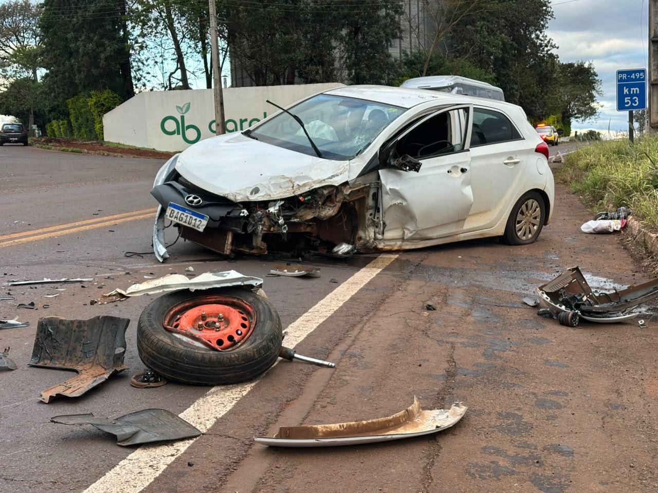 Colisão entre Hilux e HB20 deixa feridos na PR 495 em Missal