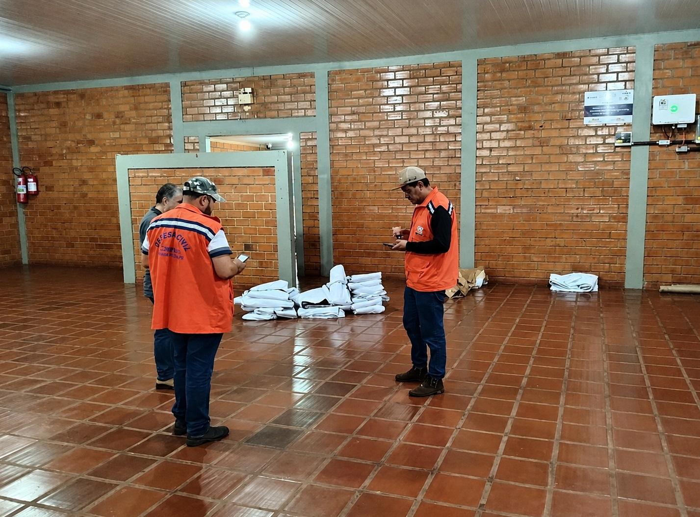 Defesa Civil distribui lonas após granizo causar estragos em Santa Helena e Diamante do Oeste