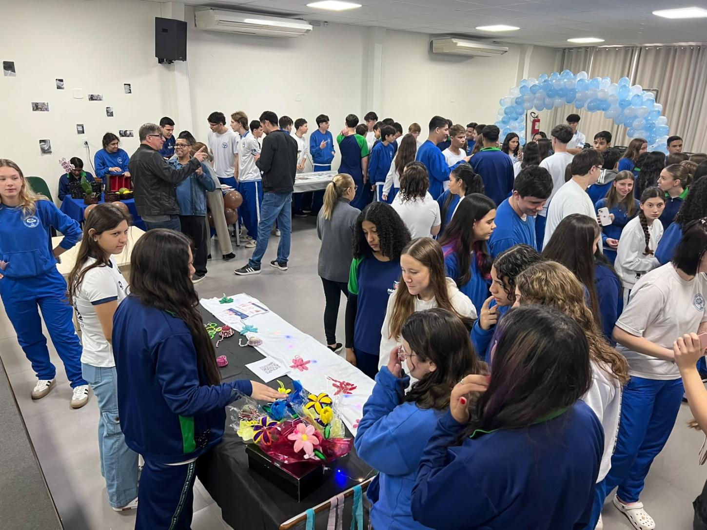 Feira do Jovem Empreendedor reúne projetos de alunos do Colégio Castelo Branco em Santa Helena