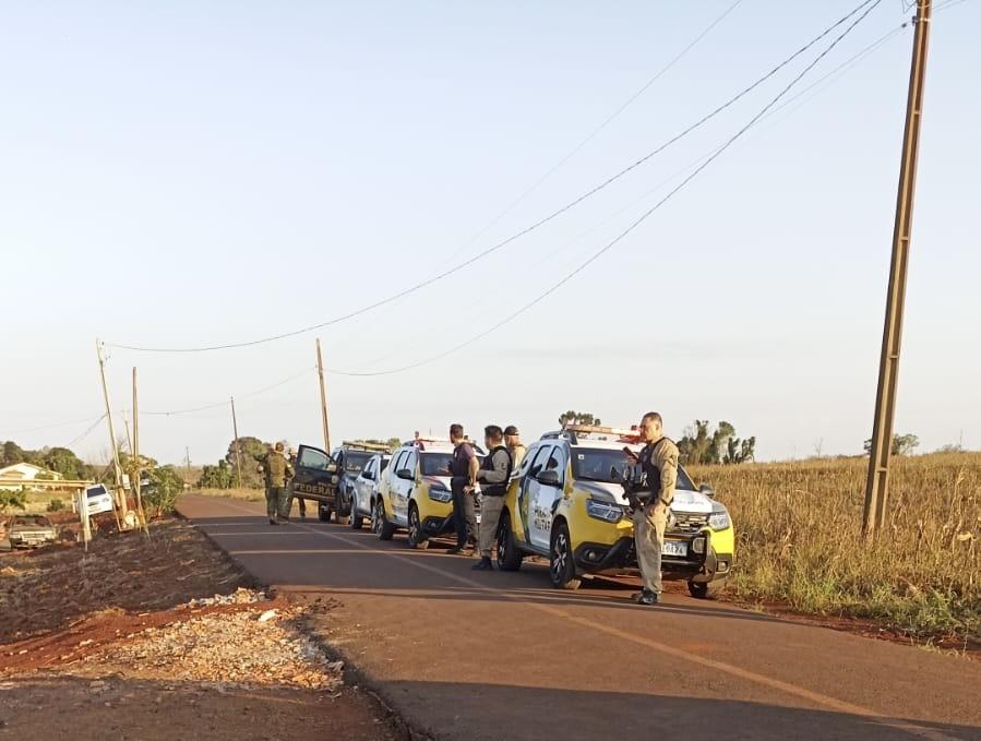 Homem faz família refém em Santa Helena, troca tiros com a polícia e foge ferido