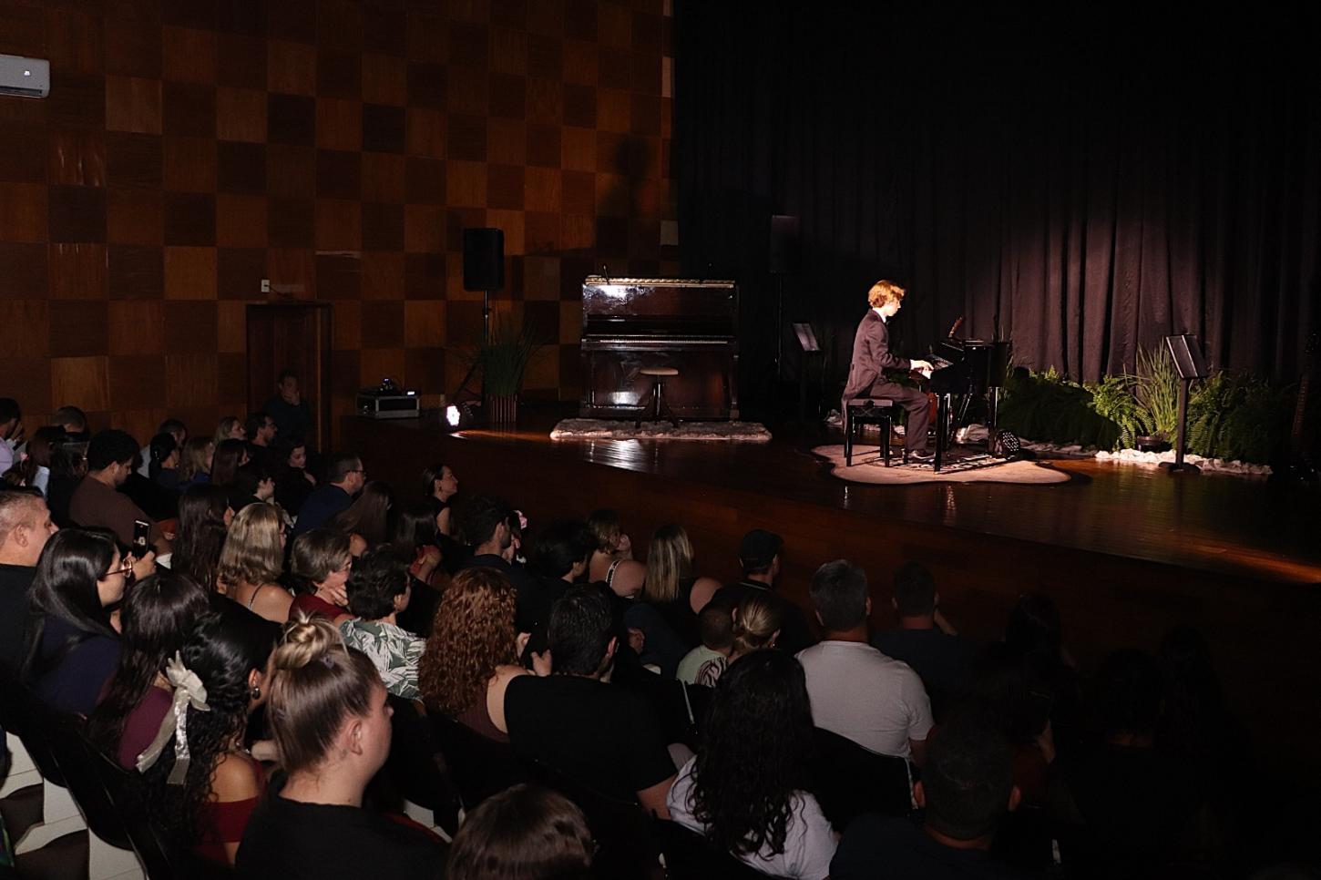 Jovem pianista reúne grande público em recital em Santa Helena