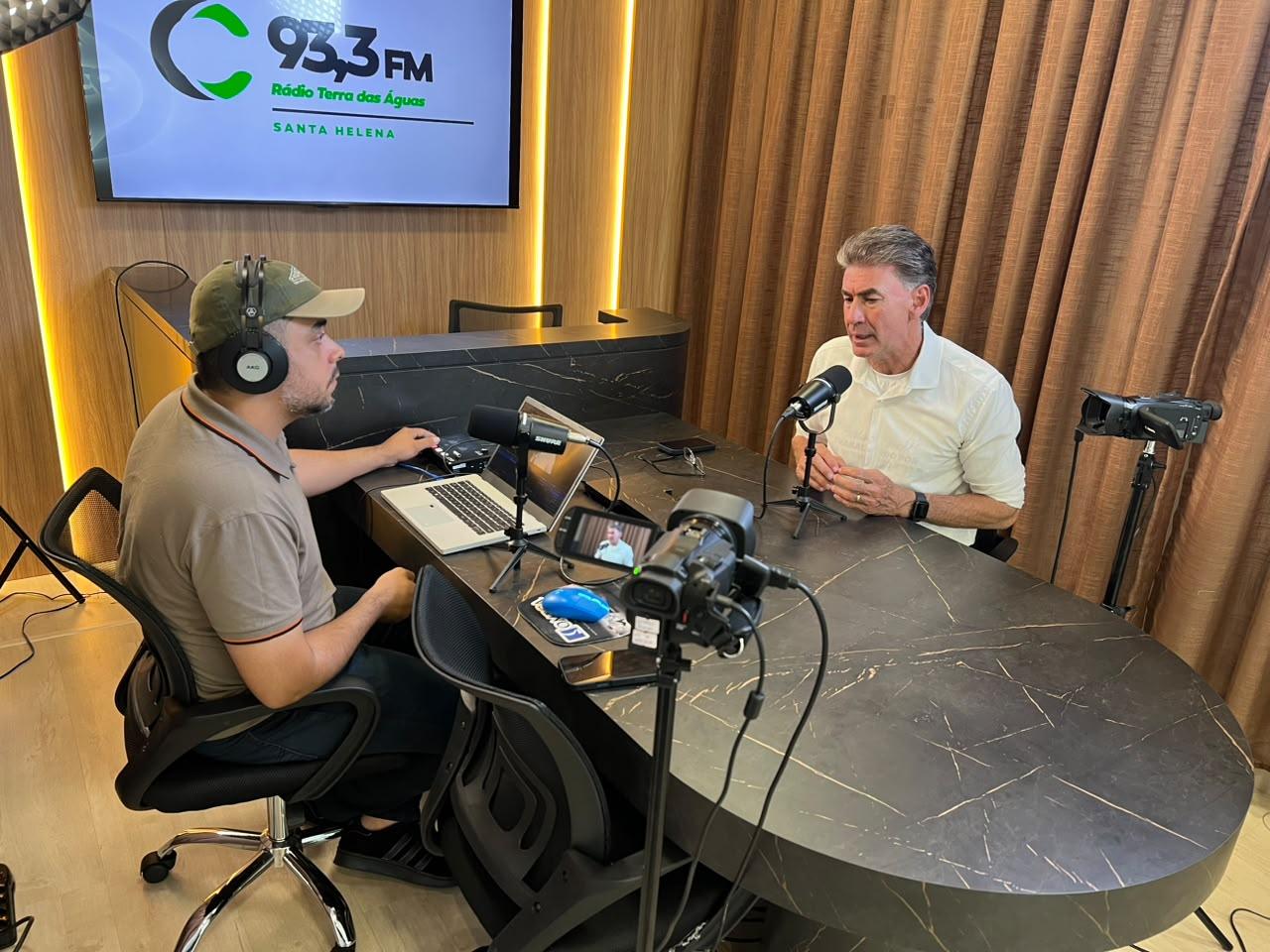 Leonaldo Paranhos visita Santa Helena e se reúne com lideranças políticas e empresários