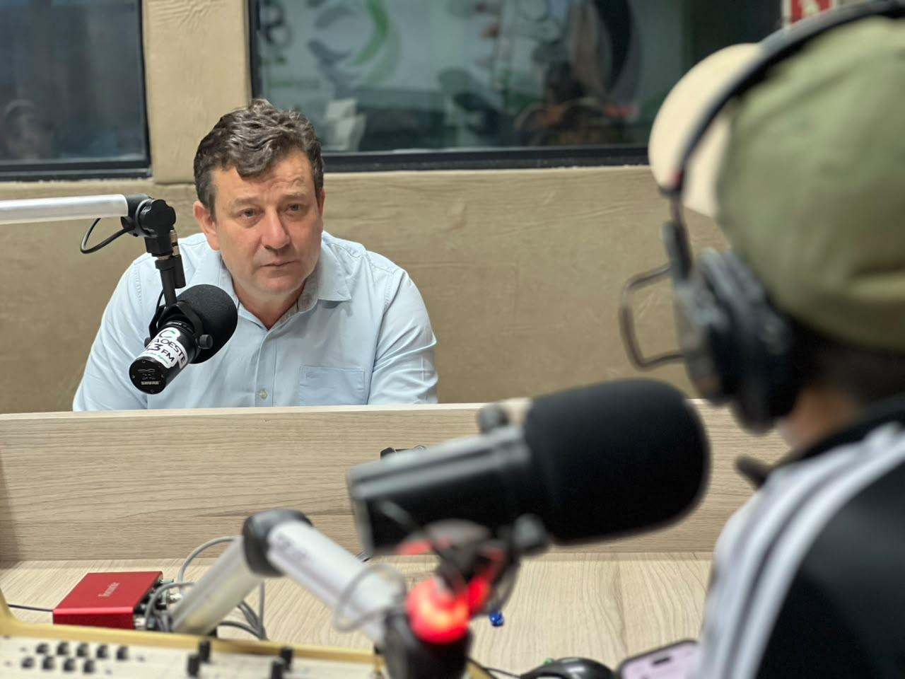 Prefeito Dinho Maraskin destaca investimentos e projetos de Santa Helena em entrevista