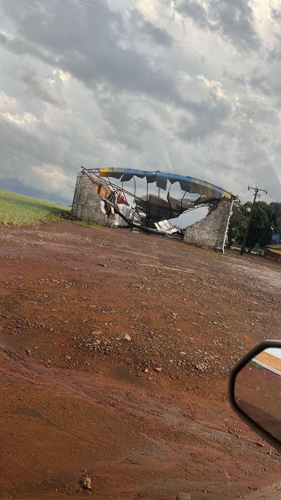 Vídeo: Temporal provoca destruição e derruba postes em diferentes pontos de Santa Helena