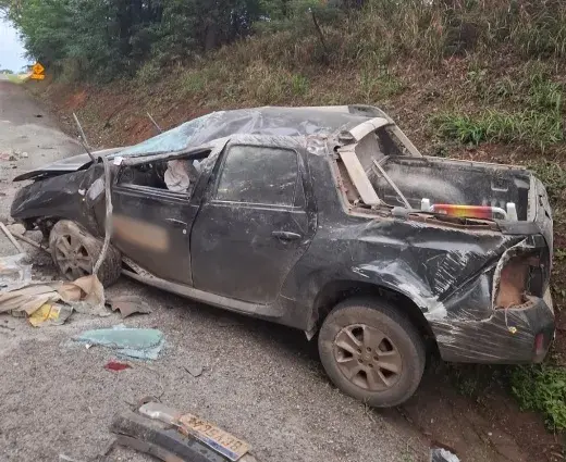 Caminhonete de São Miguel do Iguaçu capota na PR-182 e motorista de 68 anos fica ferido
