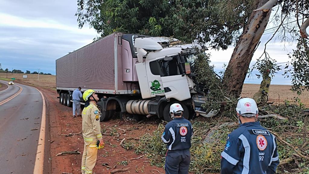 Carreta com destino à Medianeira sai da pista e bate violentamente contra árvore na PR-182