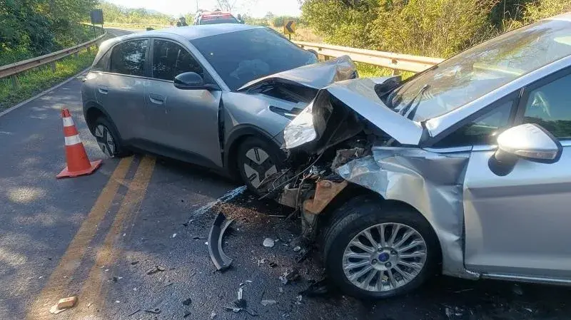Carros batem de frente e deixam dois motoristas feridos na PR-317 em Toledo