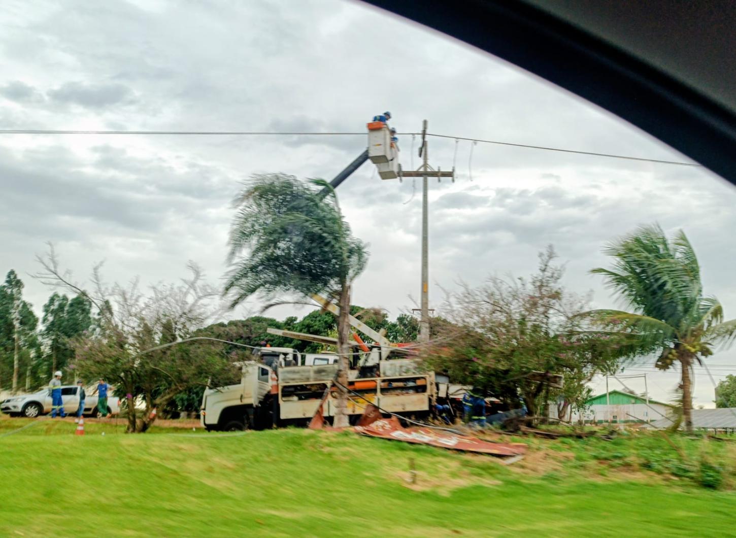 Entre Rios do Oeste: Após temporal equipes trabalham para reestabelecer energia e recuperar rede elétrica