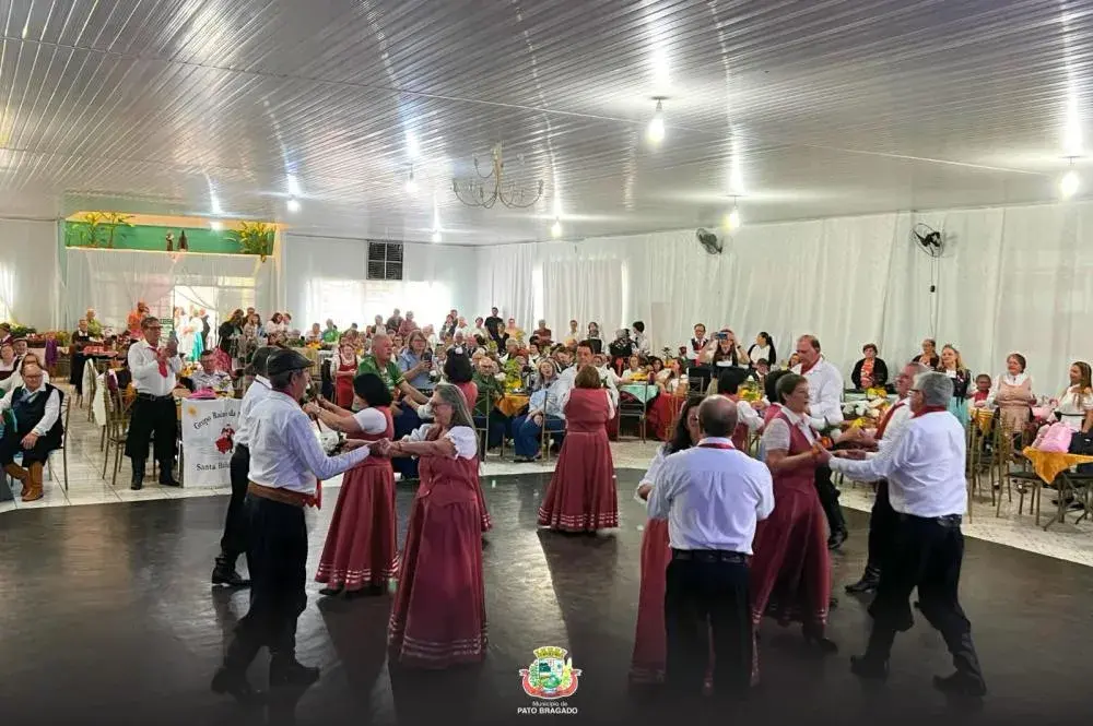 Grupo de Dança Leben Spur celebra 30 anos com encontro de idosos em Pato Bragado