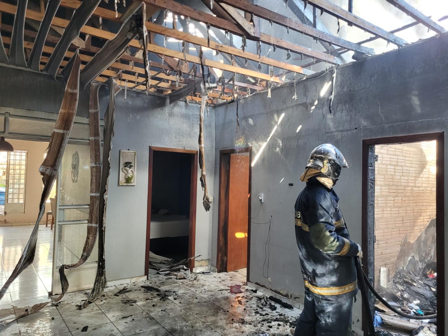 Residência é parcialmente destruída por incêndio próximo ao Balneário de Santa Helena