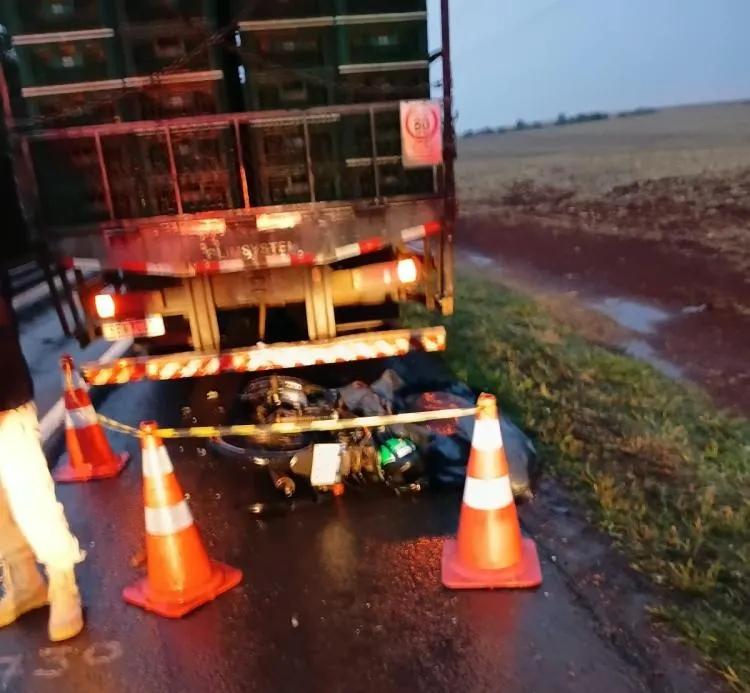 Motociclista morre após colisão com caminhão de frangos, entre Marechal Rondon e Mercedes