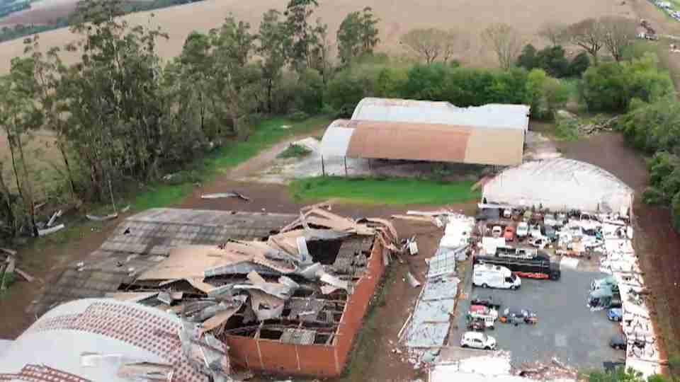 Oeste do Paraná registra cerca de 49 mil unidades consumidoras sem energia elétrica devido aos fortes temporais recentes