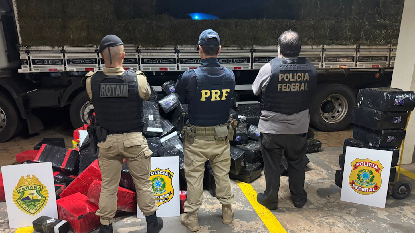 Quase 4 toneladas de maconha são apreendidas em caminhão com carga de feno na BR-369