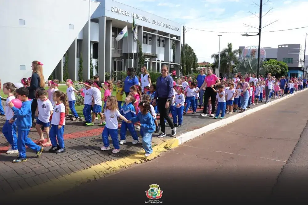 Caminhada do Outubro Rosa mobiliza estudantes em Pato Bragado